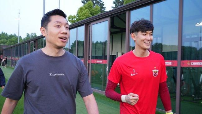 吴君如表示佩服对方的锻练，更 [独家]梁家辉不介意裸露 称能用任何部位演戏 2008-12-14 电影网讯（图/韩华伟文/杨柳）《龙城岁月》里的黑帮老大、《情人》中的性感男人、《东成西就》饰演搞笑段王爷……曾多次获得过金像奖的梁家辉不愧为“千变影帝”，由于曾创下一年拍摄13部电影的纪录.