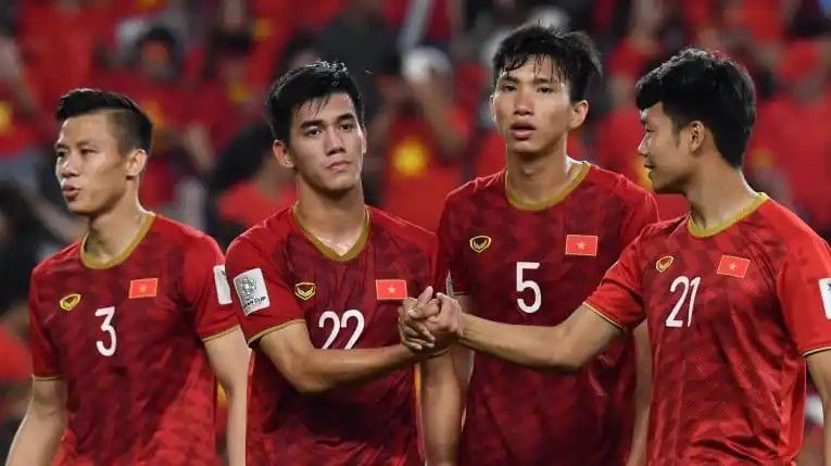 图为：克里斯·库 《红色一号》曝幕后照 克里斯·埃文斯与导演同框 2023-01-27 由美队克里斯·埃文斯和巨石强森合作的动作片《红色一号》，曝光了数张片场照。