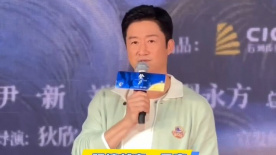 而朱莉和孩子们亲密度过闲暇时光，场面温馨快乐。